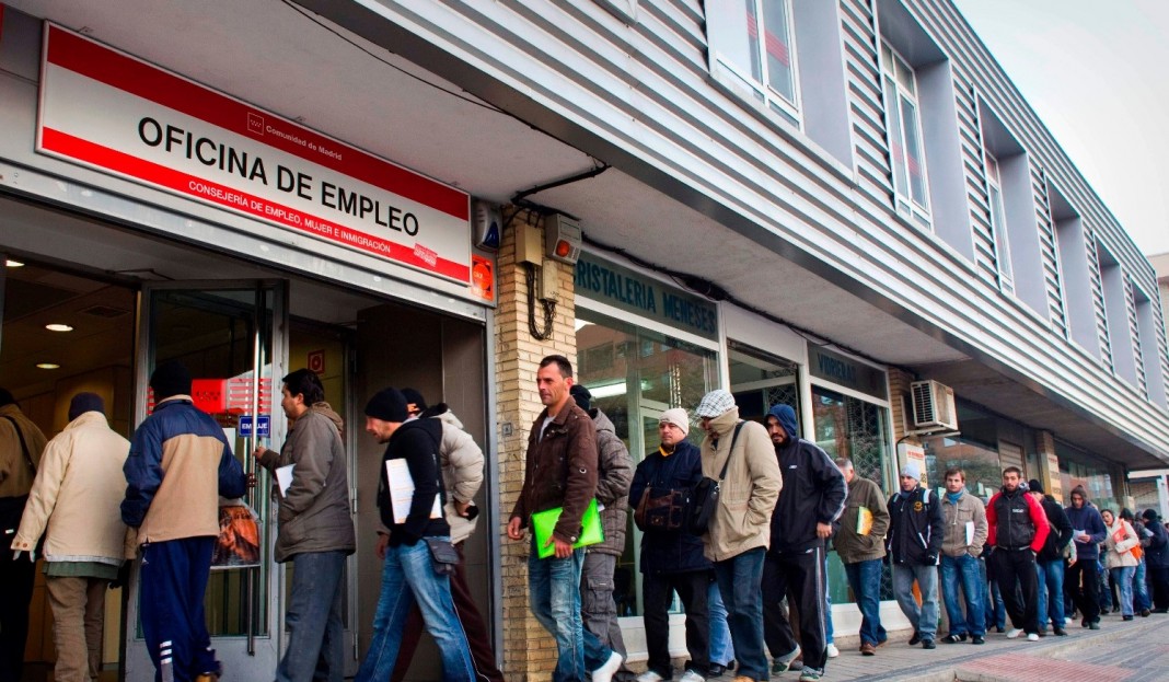 Ciudadanos en situación de desampleo haciendo cola ante una oficina de Empleo. Foto archivo