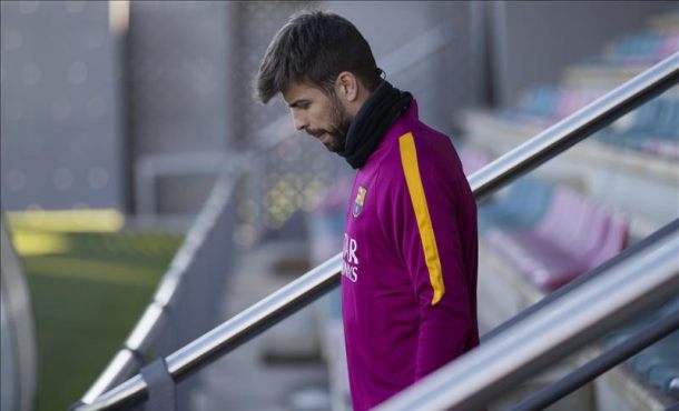 El defensa del FC Barcelona, Gerard Piqué, al inicio del entrenamiento que realizó la plantilla blaugrana para preparar el partido de liga. EFE