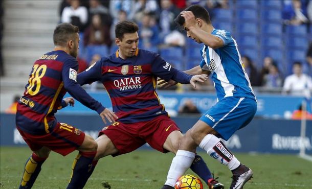 El delantero argentino del FC Barcelona Leo Messi (c) y el defensa Jordi Alba (i) presionan al centrocampista del RCD Espanyol Marco Asensio (d), Estadio de Cornellá-El Prat. Efe
