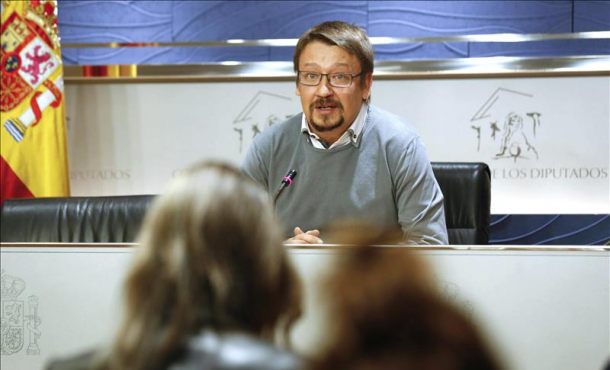 El diputado de En Comú Podem ,Francesc Xavier Domenech, durante su comparecencia ante los medios en el Congreso de los Diputados tras haber sido recibido hoy por el Rey. Efe