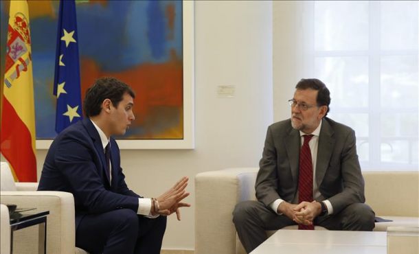 El jefe del Gobierno, Mariano Rajoy, (d), y el presidente de Ciudadanos, Albert Rivera (i), durante una reunión en el Palacio de La Moncloa. Efe