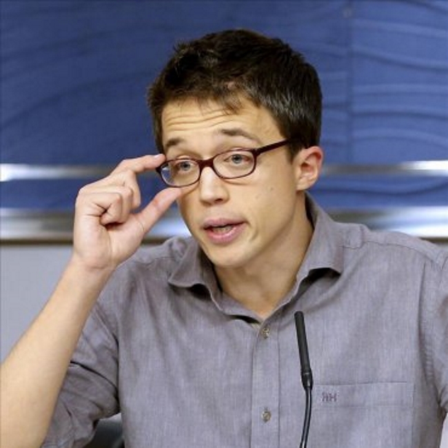 El número dos de Podemos, Íñigo Errejón, durante la rueda de prensa ofrecida para explicar el acuerdo para formar los grupos en el Congreso de los Diputados, en Madrid. EFE