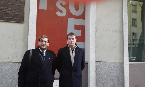 El portavoz de Plataforma Unidad por España, Juan Carlos Barbé (i) y de Hacemos Patria hoy ante la sede del PSOE en Madrid. Lasvocesdelpueblo