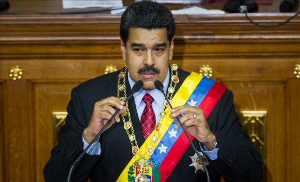 El presidente de Venezuela, Nicolás Maduro ofrece un discurso durante una sesión de la Asamblea Nacional este viernes 15 de enero de 2016, en la ciudad de Caracas (Venezuela). EFE