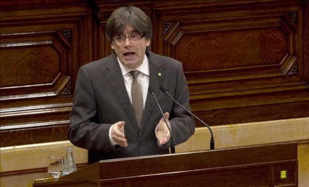 El presidente de la Generalidad de Cataluña, Carles Puigdemont, durante una de sus inetrvenciones en el pleno del Parlamento de Cataluña. Efe
