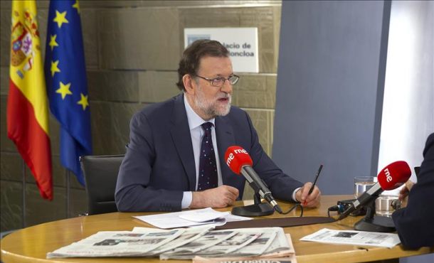 El presidente del Gobierno en funciones, Mariano Rajoy, durante la entrevista hoy con Radio Nacional, Foto Efe