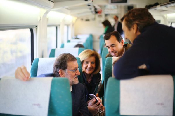 El presidente del gobierno en funciones, mariano Rajoy Brey (i), durante su viaje a Andalucía para su mitin en Córdoba. Lasvocesdelpueblo
