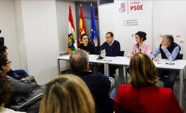 El secretario de Organización de los socialistas, César Luena(3d), ha afirmado que a su partido se le tiene que medir con rigor porque, de lo contrario. Efe