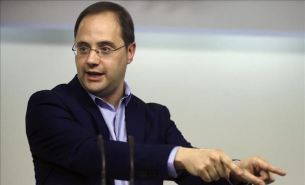 El secretario de Organización del PSOE, César Luena, durante la conferencia de prensa que ha ofrecido tras la reunión de la comisión permanente de la Ejecutiva Federal del partido . Efe