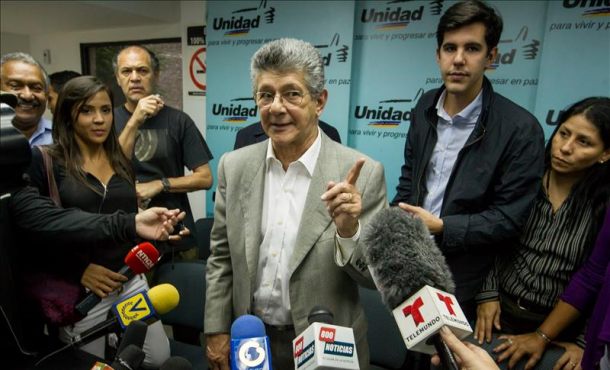 En la imagen, el presidente del Parlamento venezolano, Henry Ramos Allup (c). EFE
