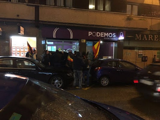 Grupo patriota Asturias se concentra ante la sede de Podemos Gijón. lasvocesdelpueblo