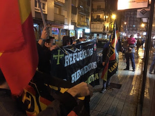 Un padre y su hijo durante la concentración del Grupo Patriota Asturias ante la sede de Podemos Gijón Lasvocesdelpueblo