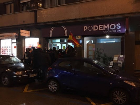 Grupo patriota Asturias se concentra ante la sede de Podemos Gijón Lasvocesdelpueblo