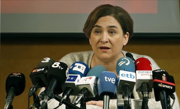 La líder de Barcelona en Comú y alcadesa de Barcelona, Ada Colau, durante la rueda de prensa que ha ofrecido hoy s EFE