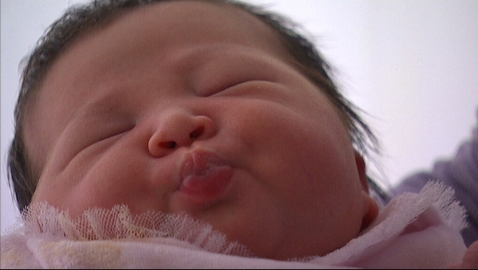 La niña Xi Chen, tras nacer hoy, pasado 13 minutos de la 00.00 hora del primer día del año 2016. Foto facilitada por Tv3