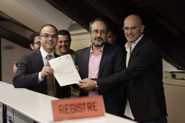 Los diputados de Junts pel Sí y la CUP presentan en el Parlament el anexo a su propuesta de resolución independentista. Foto Albert Bertran