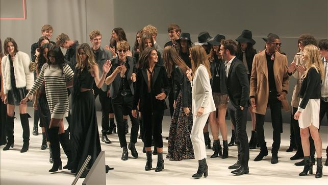 Los modelos saludan en el desfile de Mango con el que inagura la pasarela 080 en 2015. EFE