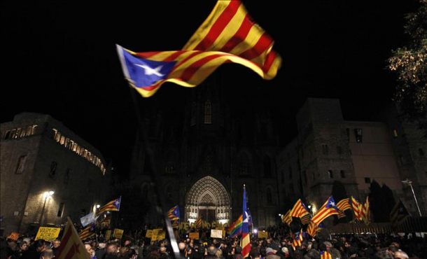 Manifestantes de asamblea nacional catalana (ANC) hoy en Barcelona, Efe