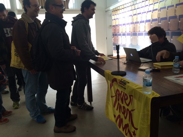 Militantes y simpatizantes de CUP-Norte Oriente votando el pasado sábado 2 de enero 2016 al referéndum interno sobre el NO o Sí a Artur Mas. Lasvocesdelpueblo