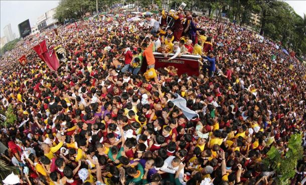 Millones de devotos asisten hoy a la procesión del Nazareno Negro de Quiapo por las calles del casco antiguo de Manila EFE