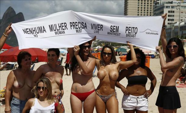 Un grupo de mujeres fue registrado este domingo al posar en toples para concienciar a la sociedad sobre el cáncer de mama, en la playa de Ipanema de Río de Janeiro (Brasil). EFE