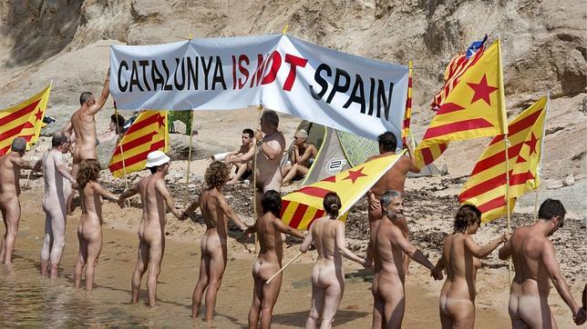 Unas 70 personas con pancarta escrita en inglés en la que se leía 'Cataluña no es España', se sitúan de espaldas al mar al realizar, en la cala Estreta de Palamós (Gerona). Efe