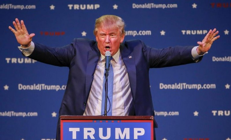 El candidato republicano Trump disfruta de su cómoda victoria en Carolina del Sur entre sus seguidores