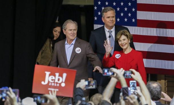 El candidato presidencial republicano y exgobernador de Florida Jeb Bush (c) posa con su hermano, George W. Bush (i), y la exprimera dama de EE.UU. Laura Bush (d) Efe