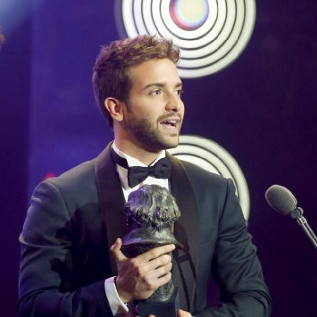 El cantante Pablo Alborán recoge el premio a Mejor Canción Original por Palmeras en la nieve durante la ceremonia de la 30 edición de los Premios Goya. EFE