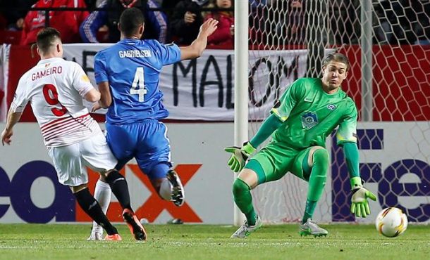 El delantero francés del Sevilla FC Kevin Gameiro (i) dispara ante el portero Horvarth (d), del Molde FK, durante el partido de ida de dieciseisavos de final de la Liga Europa EFE