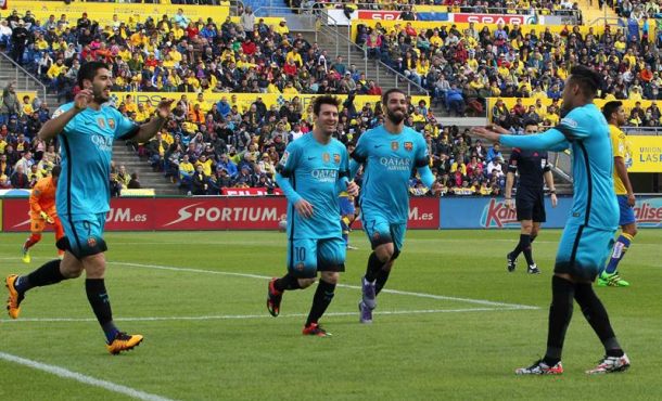 El delantero uruguayo del FC Barcelona Luis Suárez (i), celebra con sus compañeros tras marcar gol ante la UD Las Palmas, durante el partido de la vigésima... Efe.