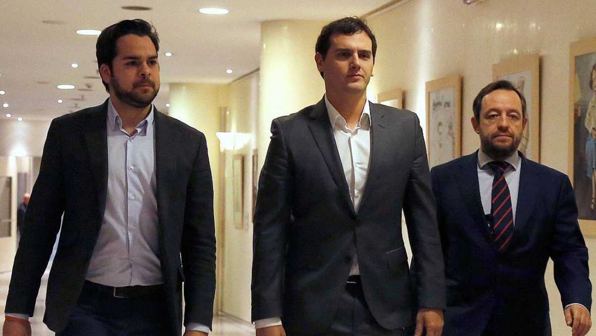 El líder de Ciutadans Partido de la Ciudadanía, Ciudadanos (C's) Albert Rivera Díaz (c) juntos a los negociadores de su partido. Reuters