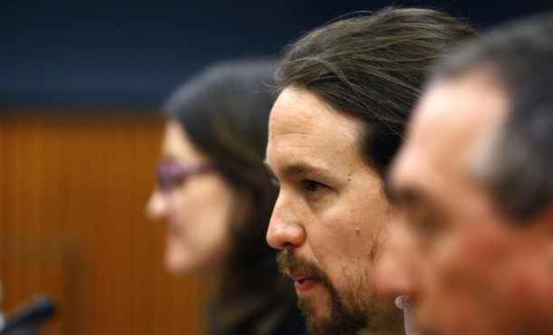 El líder de Podemos, Pablo Iglesias, durante la rueda de prensa posterior a la reunión con la vicepresidenta valenciana, Mónica Oltra, de Compromís, junto a Joan Baldoví, Efe