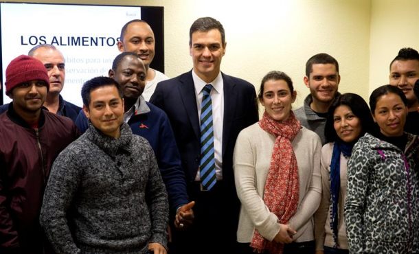 El líder del PSOE, Pedro Sánchez (c), durante su visita a la sede de la Asociación La Rueca en Madrid, dedicada a proyectos para mayores y a la empleabilidad de jóvenes. EFE