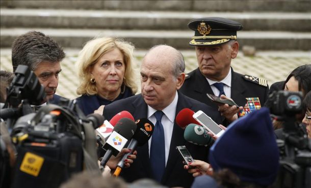 El ministro del Interior, Jorge Fernández Díaz (2d), en presencia del director general de la Policía, Ignacio Cosidó (i), y la delegada del Gobierno en Madrid, Concepción Dancausa (2i), Efe