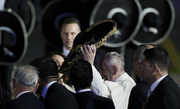 El papa Francisco (i) saluda a un grupo de mariachis a su llegada hoy, viernes 12 de febrero de 2016, en el hangar presidencial del Aeropuerto Internacional de Ciudad de México (México). Efe