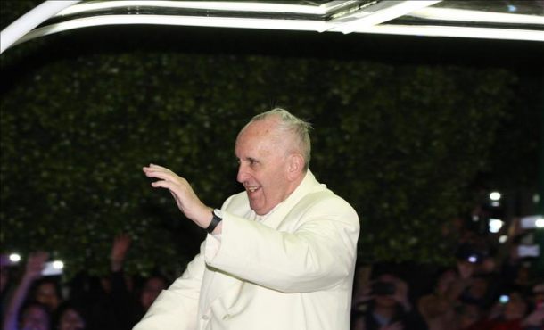El papa Francisco saluda desde el papamóvil el 12 de febrero de 2016, durante su recorrido por Ciudad de México (México). EFE