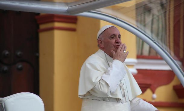 El papa Francisco saluda en el estado mexicano de Chiapas este lunes 15 de febrero de 2016. EFE