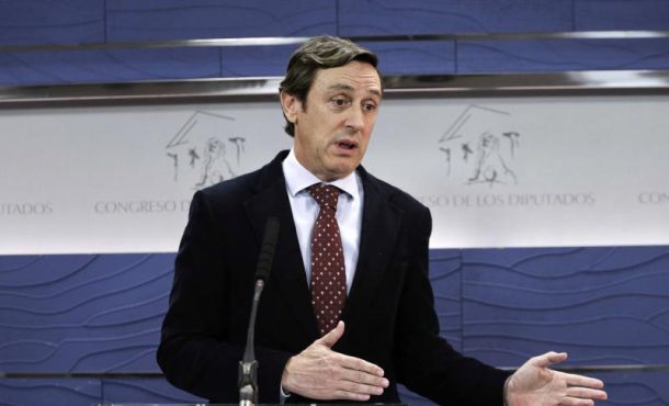 El portavoz parlamentario del PP, Rafael Hernando, durante la rueda de prensa que ha ofrecido hoy en el Congreso de los Diputados. EFE