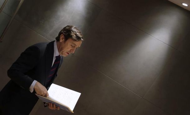 El portavoz parlamentario del PP, Rafael Hernando, momentos antes de la rueda de prensa que ha ofrecido hoy en el Congreso. EFE