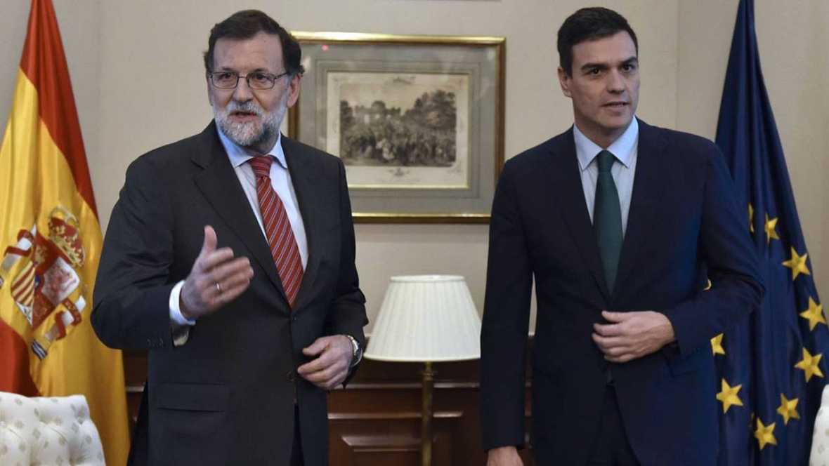 El presidente de Gobierno en funciones, Mariano Rajoy Brey (i) junto al secretario general del PSOE, Pedro Sánchez Pérez-Castejón (d) hoy en el Congreso de los Diputados. Efe