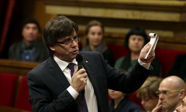 El presidente de la Generalitat, Carles Puigdemont, responde a una pregunta durante la primera sesión de control al nuevo gobierno catalán que se celebra en el Parlament de Cataluña. Efe