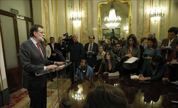 El presidente del Gobierno en funciones, Mariano Rajoy, durante su comparecencia antes los medios tras la runión que ha mantenido esta tarde en el Congreso. EFE