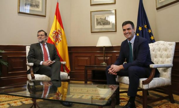 .El presidente del Gobierno en funciones, Mariano Rajoy (i), y el secretario general del PSOE, Pedro Sánchez, durante su reunión en el Congreso de los Diputados.. Efe