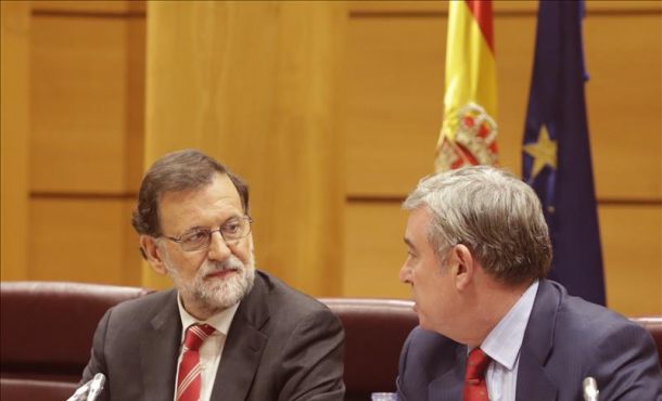 El presidente del Gobierno en funciones y del PP, Mariano Rajoy (i), conversa con el portavoz del PP en el Senado, José Manuel Barreiro (d). EFE
