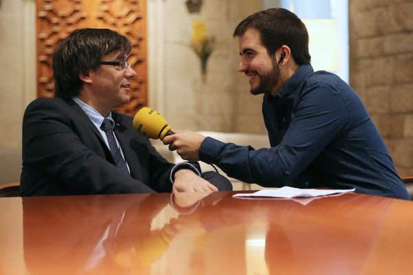 El presidente separatista catalán, Carles Puigdemont Casamajó (i) junto al periodis Ricard Ustrell (d) hoy durante el programa 'El Suplemento' de Cataluña Radio. Lasvocesdelpueblo