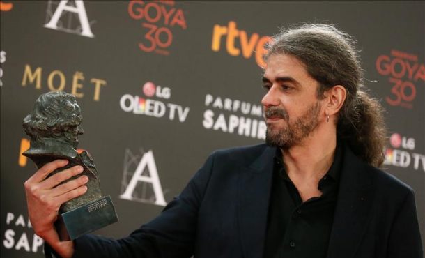 El realizador Fernando León de Aranoa con el Goya al mejor guión adaptado por su trabajo en Un día perfecto, durante la ceremonia de la 30 edición de los Premios Goya. Efe