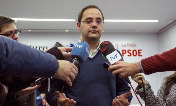 El secretario de Organización del PSOE, César Luena, contesta a las preguntas de los periodistas tras deposita su voto ayer. Efe