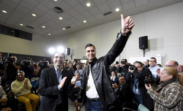 El secretario general del PSOE, Pedro Sánchez (d), junto al alcalde de Alcalá de Henares, Javier Rodríguez (i). Efe.