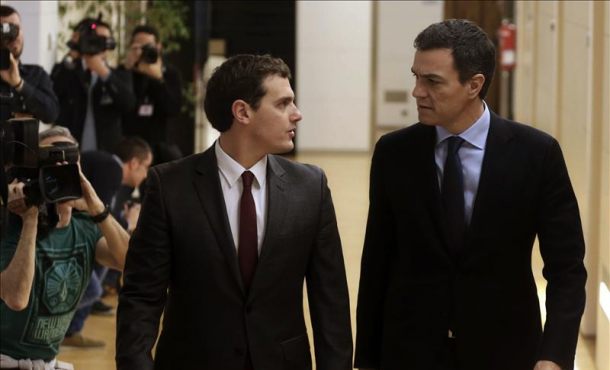 El secretario general del PSOE, Pedro Sánchez (d), y el presidente de Ciudadanos, Albert Rivera (i), antes de la reunión que han mantenido hoy en el Congreso. Efe
